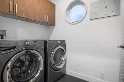 a laundry room with a washer and dryer at Maravilla in Los Angeles