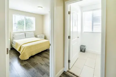 Gallery image of Modern 5 Bedroom 3 Bathroom 2 Level Home Close to Downtown LA Free Gated Parking Full Kitchen and Laundry in Los Angeles