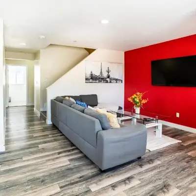 Modern 5 Bedroom 3 Bathroom 2 Level Home Close to Downtown LA Free Gated Parking Full Kitchen and Laundry
