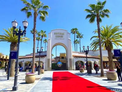 a red carpet in front of a shopping mall with palm trees at The Carlton - Modern-Lux 2 Master Suites-Secure Bldg & Parking- 5 BLKS to Ocean Ave in Los Angeles