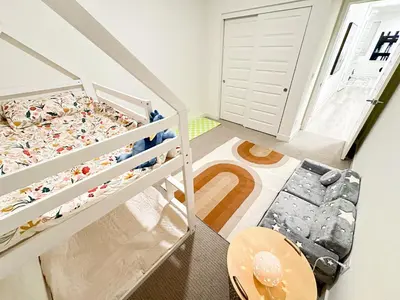 a small bedroom with a bunk bed and a closet at \u6d1b\u6749\u77f6\u5b89\u5927\u7565\u6e29\u6c34\u6cf3\u6c60\u4e09\u623f\u522b\u5885 in Ontario