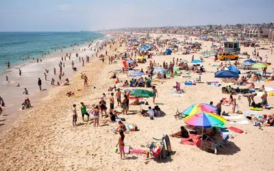 a large crowd of people on a crowded beach at Studio, 5 minutes to Venice Beach Free Parking! in Los Angeles