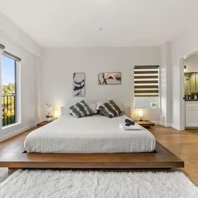 Luxurious 4BR in prime LA location with great view