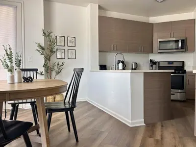 a kitchen and dining room with a table and chairs at Big 3BD 2BA Apt with Pool and Gym near Venice Beach in Los Angeles