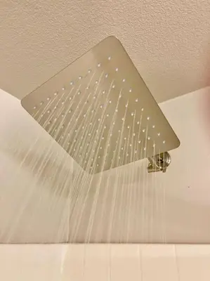 a light on the ceiling of a bathroom at Lux One Bedroom Condo with Garden View in Los Angeles