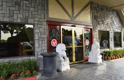 a store front with bear statues outside of it at Folk Inn Ontario Airport in Racimo