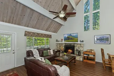 a living room with a couch and a fireplace at Lake Arrowhead Fishermans Haus in Lake Arrowhead