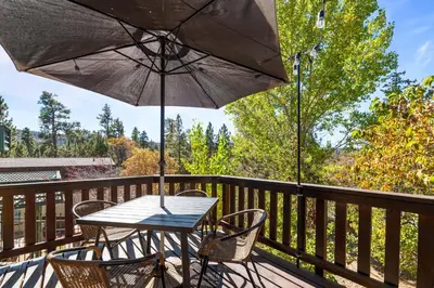 Gallery image of Duke's Cabin - Cute, Cozy, and Newly Remodeled in Great Location! in Big Bear Lake