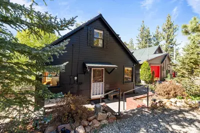 Gallery image of Duke's Cabin - Cute, Cozy, and Newly Remodeled in Great Location! in Big Bear Lake
