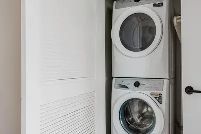 a washing machine and a dryer in a kitchen at Blueground Pasadena gym elev near bars LAX-1231 in Los Angeles
