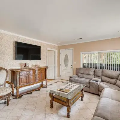 Walk to Dtwn Shops! Extended Stay Home in Burbank