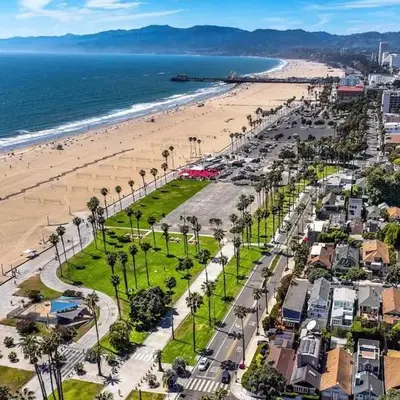 Stylish 2BDR & 2BTH - 15 mins walk to the beach!