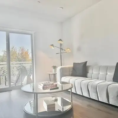 Silver Lake Stylish Penthouse One Bdrm with Parking included