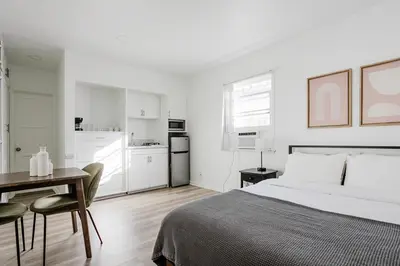 Gallery image of Blueground Westwood studio apartment LAX-1278 in Los Angeles