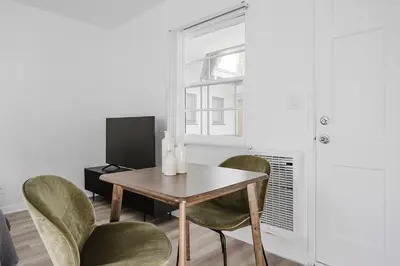 Gallery image of Blueground Westwood studio apartment LAX-1278 in Los Angeles