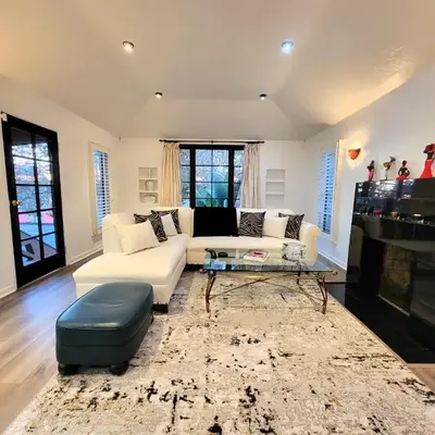 3 bedroom top story apartment near Pico blvd