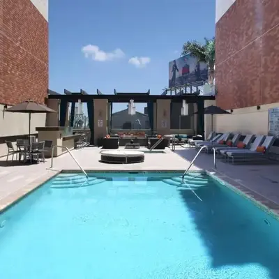Cozy Apartment Homes On Wilshire Corridor