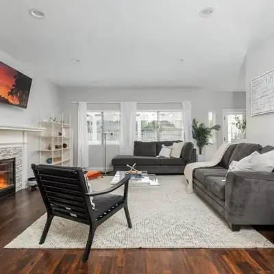 GOODE HOMES Luxury Modern Home with Jacuzzi