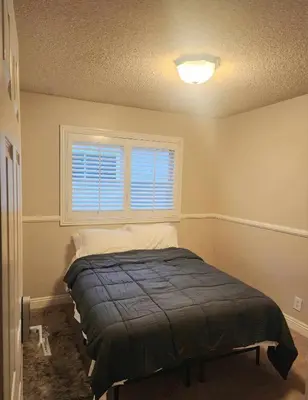 a bedroom with a bed and a window at Charming Bedroom Near Disney Land, Orange County in La Palma