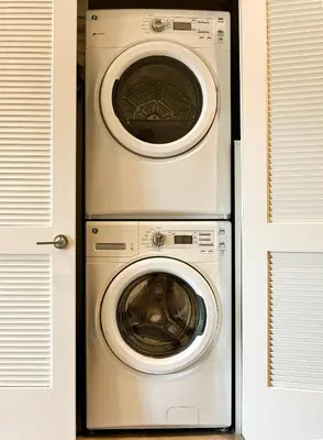a washing machine and a dryer in a room at Urban 1-bedroom Apartment in Los Angeles
