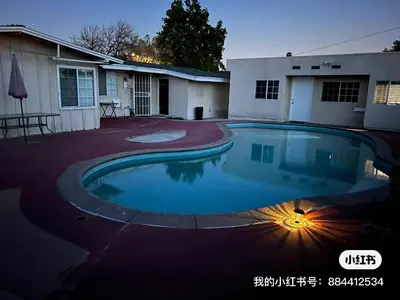 a swimming pool in front of a house at \u72ec\u5177\u4e00\u683c\u7684\u623f\u95f4 in West Covina