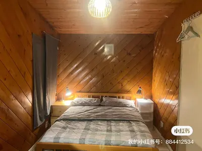 a bedroom with a bed in a wooden wall at \u72ec\u5177\u4e00\u683c\u7684\u623f\u95f4 in West Covina