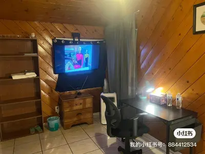 a room with a desk and a television in a cabin at \u72ec\u5177\u4e00\u683c\u7684\u623f\u95f4 in West Covina