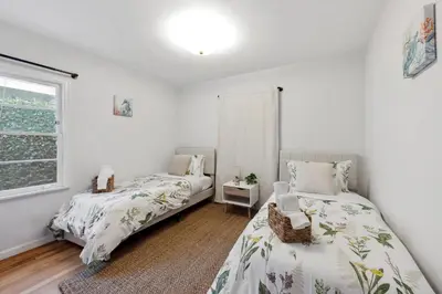 a bedroom with two beds and a window at Cosy 3BD by Santa Monica - Beach & Airport 10 min away in Los Angeles