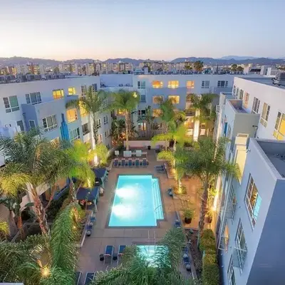 Sunny 2BDR in SM Pool & Gym - 5 min to the beach!