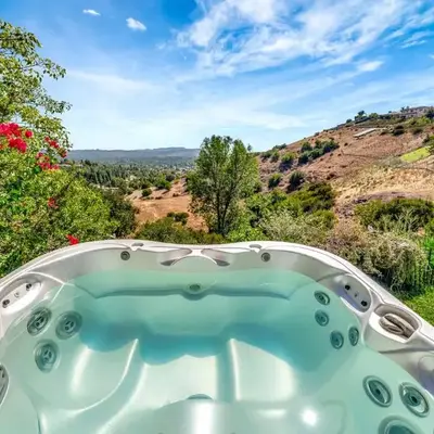 Stunning Hilltop 5BR With View And Hot Tub!