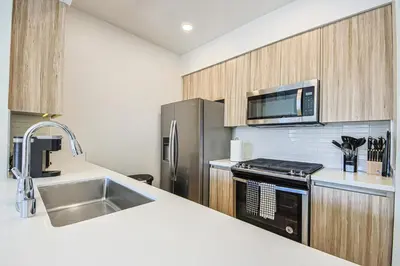 a kitchen with a sink and a microwave at Beachside 2BD 2BA, 12Min Walk to Santa Monica Pier in Los Angeles