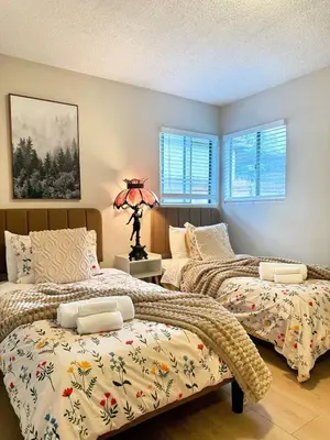 a bedroom with two beds and a lamp at Fire Support 3Bedroom Modern Luxury House in Central Pasadena in Pasadena