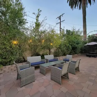 3 bedroom apartment by the MrC Hotel and 5 minutes to Rodeo Drive WiFi TV Patio walk to restaurants