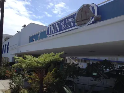 a building with a sign that reads inn of lions inn beach at Inn Of Long Beach in Long Beach