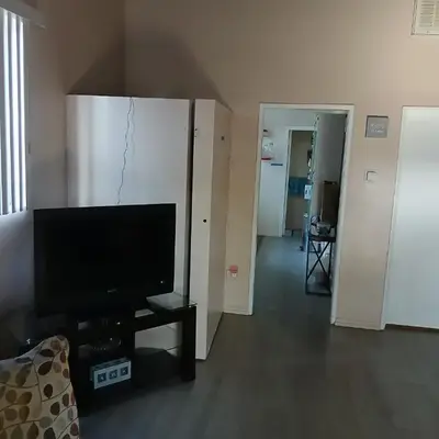 Handcraft Cabin LAX Port of LA 20 min away