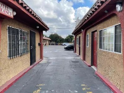 an empty alleyway between two buildings in a town at Uptown Inn in Long Beach