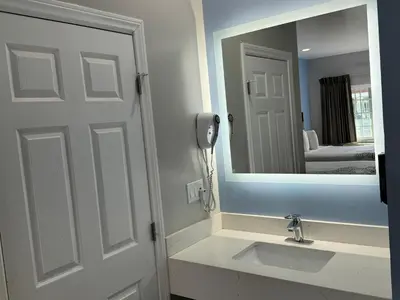 a bathroom with a sink and a mirror at Moonlite Inn in Redondo Beach