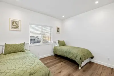 a bedroom with two beds and a window at Coastal Modern 3 Bed 2 Bath, Pet Friendly in Hawthorne