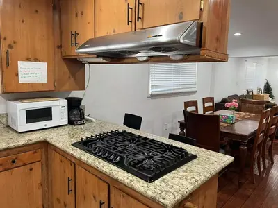 a kitchen with a stove top on a counter at \u5b89\u9759\u6574\u6d01\u4fbf\u6377\u7684\u72ec\u7acb\u623f\u5b50 in Baldwin Park