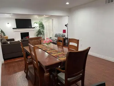 a dining room with a table and a couch at \u5b89\u9759\u6574\u6d01\u4fbf\u6377\u7684\u72ec\u7acb\u623f\u5b50 in Baldwin Park
