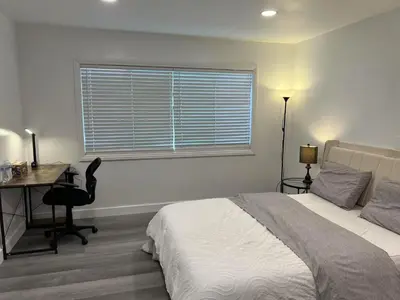 a bedroom with a bed and a desk and a window at \u4fbf\u6377\u5b9c\u5c45\u7684\u72ec\u7acb\u623f\u5b50 in Baldwin Park