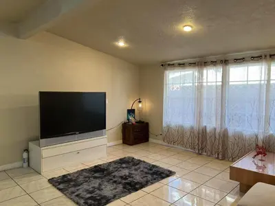 a living room with a large flat screen tv at \u6b22\u8fce\u5165\u4f4fWest Covina\u7684\u56db\u5367\u4e8c\u536b\u7684\u72ec\u7acb\u623f\u5b50 in West Covina