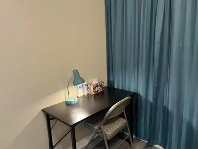 a black desk with a lamp and a chair at \u6b22\u8fce\u5165\u4f4fWest Covina\u7684\u56db\u5367\u4e8c\u536b\u7684\u72ec\u7acb\u623f\u5b50 in West Covina