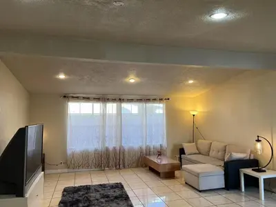 a living room with a couch and a television at \u6b22\u8fce\u5165\u4f4fWest Covina\u7684\u56db\u5367\u4e8c\u536b\u7684\u72ec\u7acb\u623f\u5b50 in West Covina