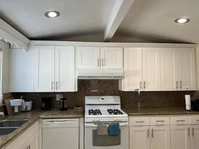 a kitchen with white cabinets and a stove top oven at \u6b22\u8fce\u5165\u4f4fWest Covina\u7684\u56db\u5367\u4e8c\u536b\u7684\u72ec\u7acb\u623f\u5b50 in West Covina