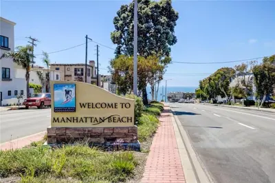 a sign for a welcome to manantiny beach on a street at 3BR Townhouse in Prime Manhattan Beach Location in Manhattan Beach