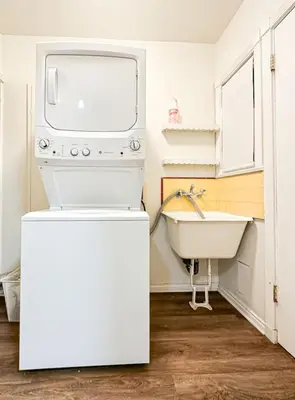a washing machine and a sink in a bathroom at Charming 4 Bedrooms Family House - WIL-WW in Los Angeles