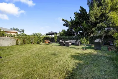 a yard with a lawn with a yard sidx sidx sidx at The Pacific Nest - 10min from LAX in Hawthorne