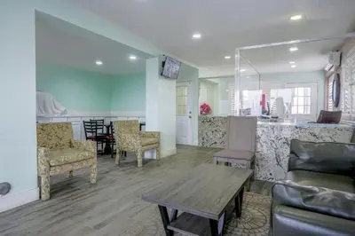 a living room with a table and chairs and a bar at Economy Inn Buttonwillow Bakersfield I-5 in Buttonwillow