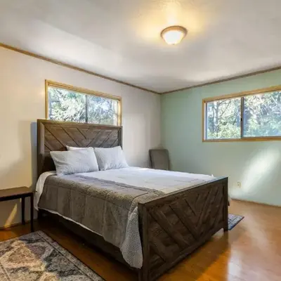 Cozy 2BR Retreat Near Lake Grego with Mountain Views